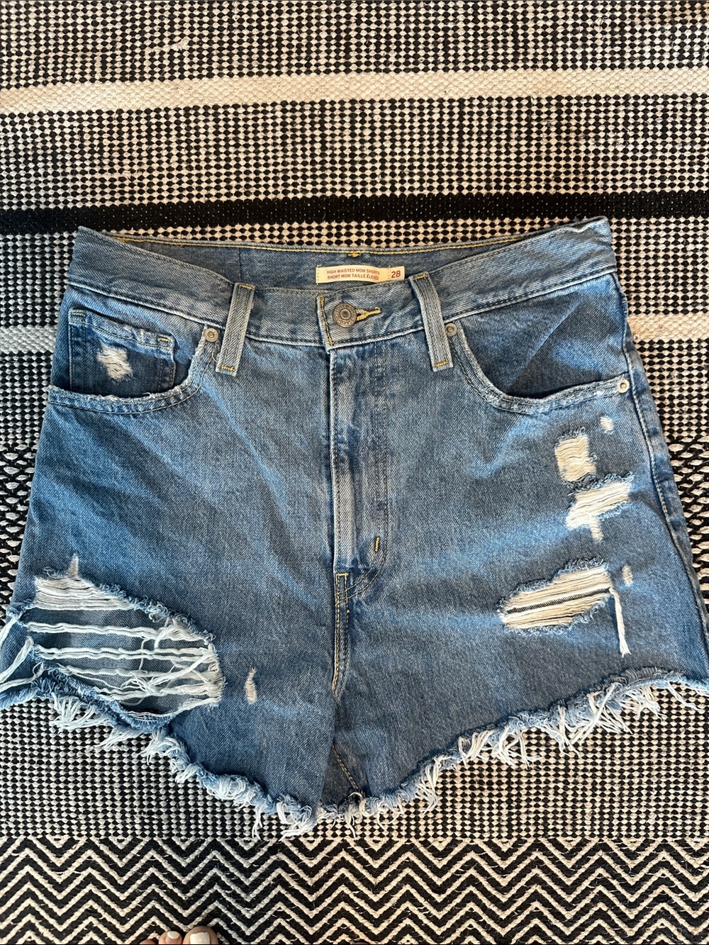Levi’s Highwaisted Mom Short - Distressed Blue